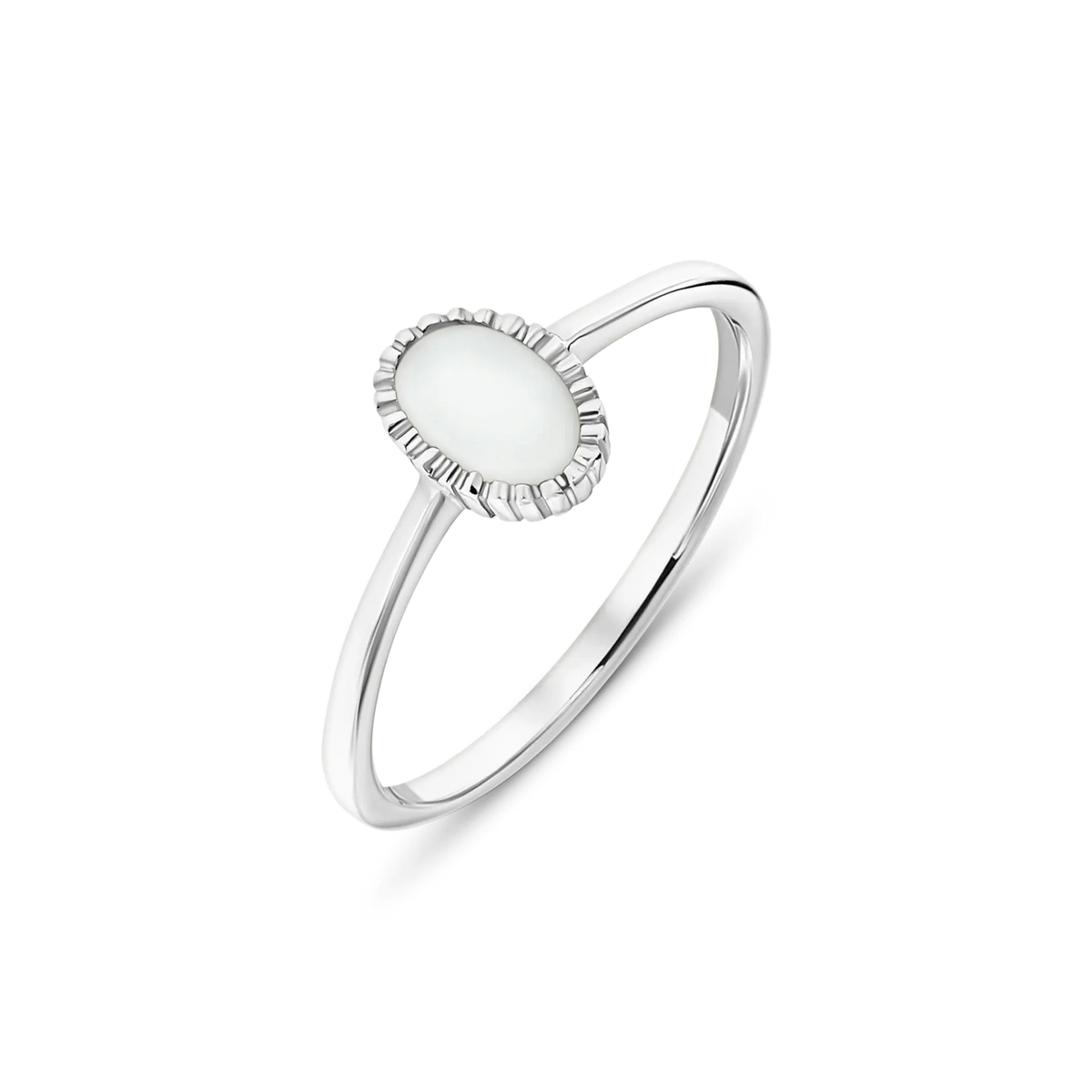 Massief witgouden ring met een ovale moedermelkhars steen, omringd door een fijne, geribbelde rand.