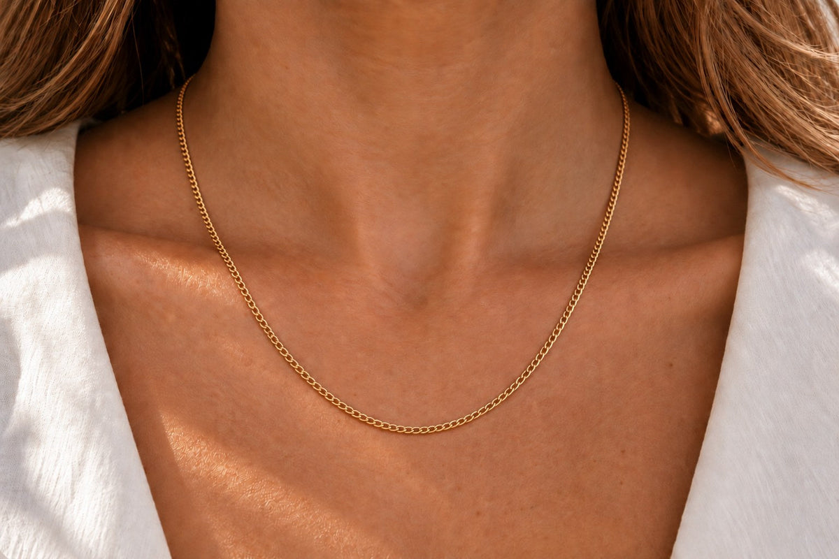Ketting Fijn van geel goud om de hals gedragen – lengte 50 cm