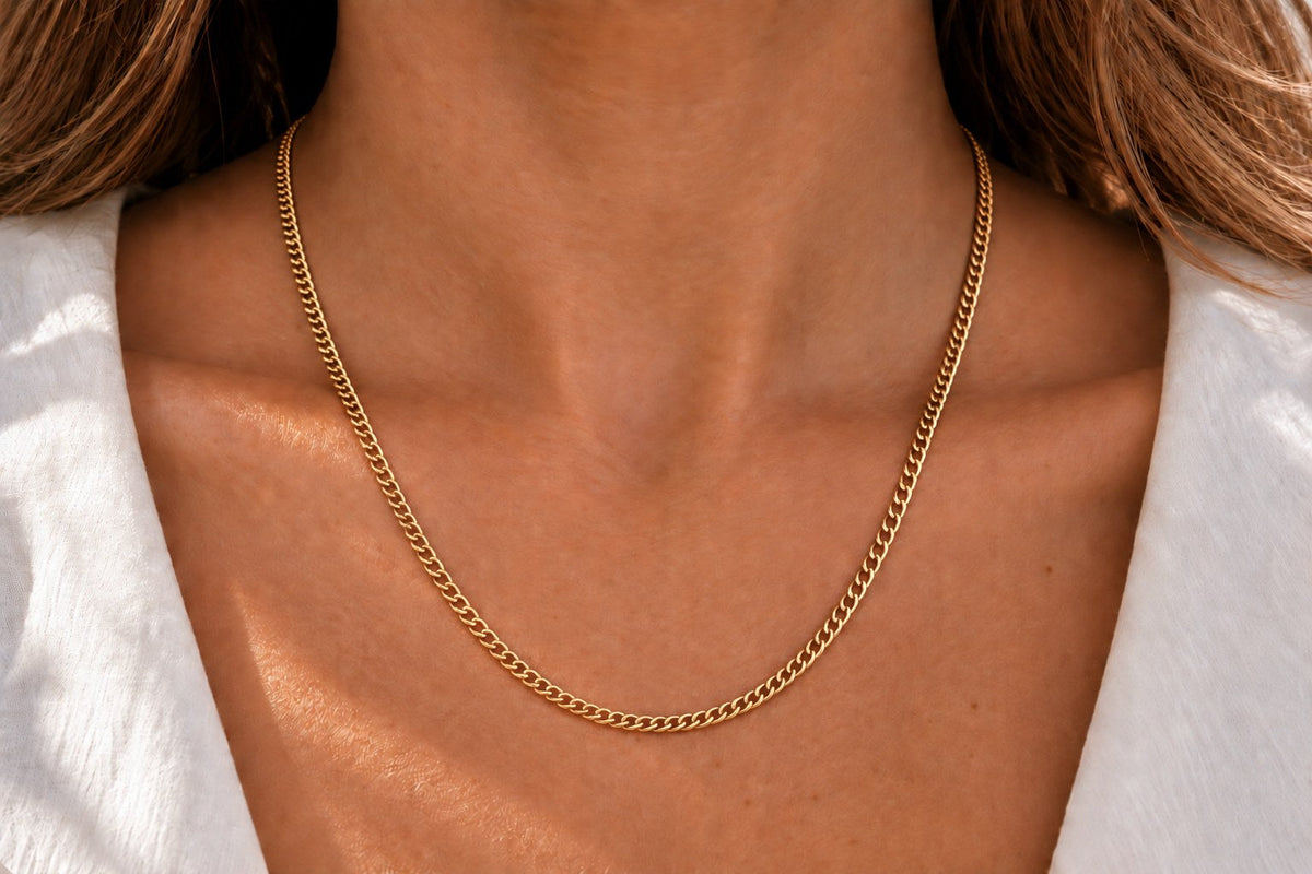 Ketting Statement van geel goud om de hals gedragen – lengte 50 cm