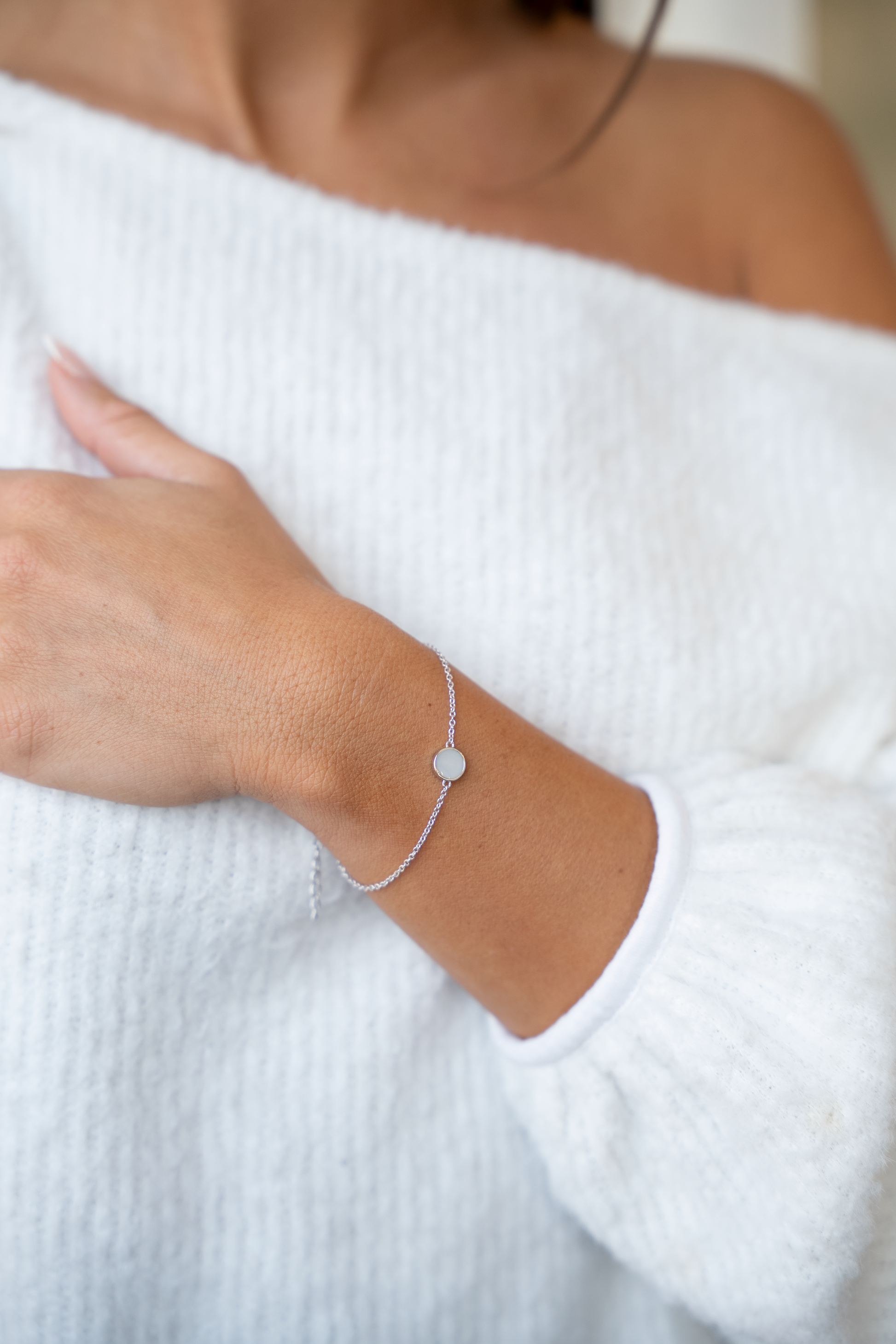 Lis moedermelk armband gedragen aan de arm