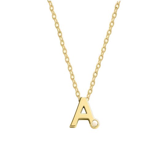 Gouden hanger in de vorm van een letter A, bevestigd aan een fijne schakelketting.