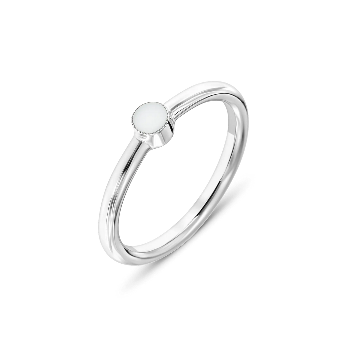 Ronde moedermelk-ring van 925 zilver met een gladde afwerking en een witte harssteen in het midden.