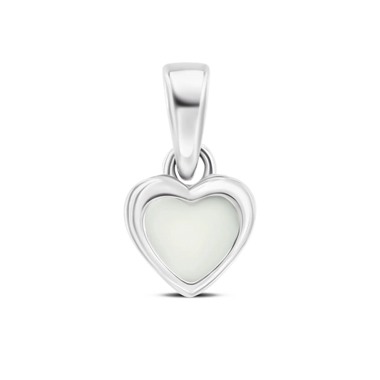 Hartvormige hanger van 925 zilver met een vlak van moedermelkhars in het midden.