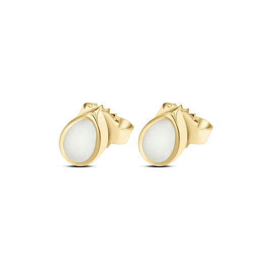 Massief geelgouden oorstekers in druppelvorm met een gladde, witte moedermelkvulling.
