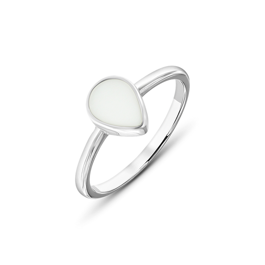 Druppelvormige ring van 925 zilver met een gladde, witte moedermelkhars in het midden.