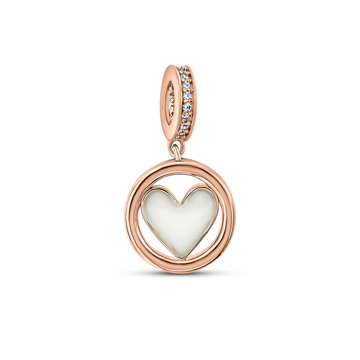 Roségouden bedel in de vorm van een hart, met een binnenkant van moedermelkhars en een ring van zirkonia-steentjes.