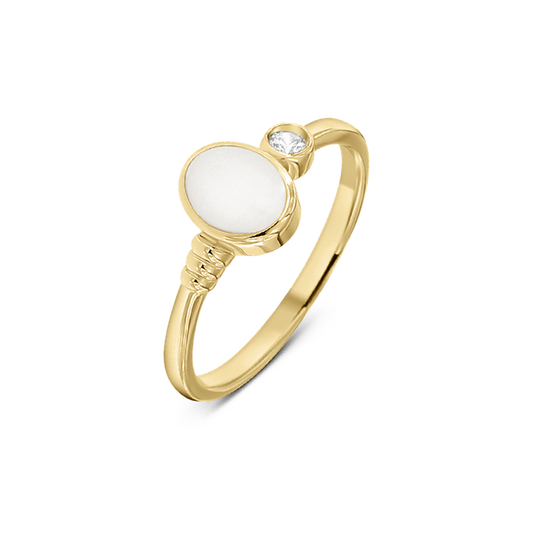 Ronde moedermelk-ring van geelgoud met een gladde, witte harssteen en een kleine zirkonia aan de zijkant.