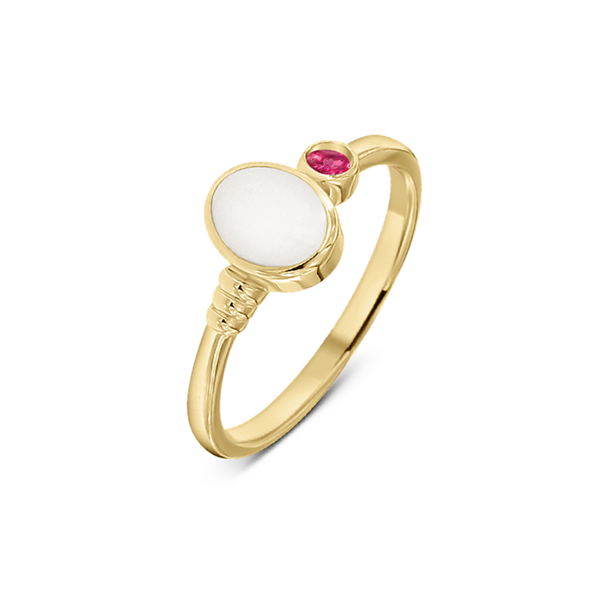 Ring van massief geelgoud met een ronde moedermelkhars en een kleine, roze geboortesteen aan de zijkant.