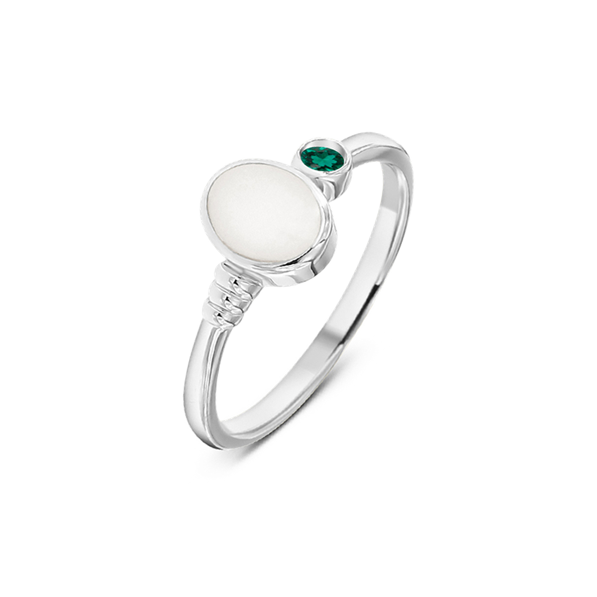 Massief witgouden ring met een ronde moedermelkhars en een groene geboortesteen, elegant en verfijnd van ontwerp.