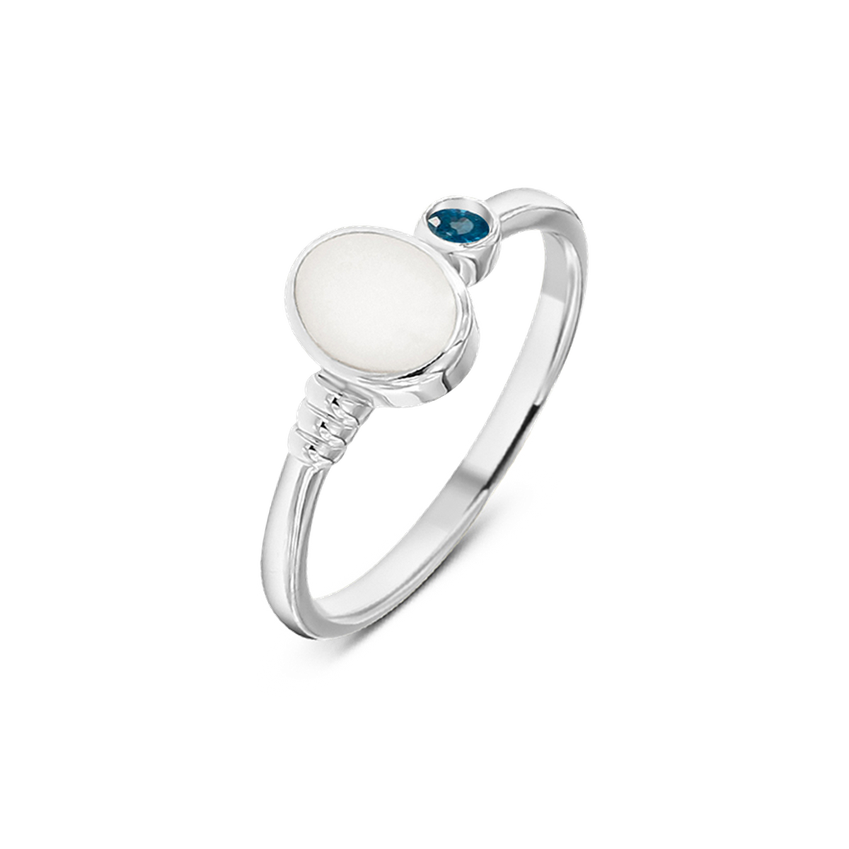 Massief witgouden ring met een ronde moedermelkhars en een blauwe geboortesteen aan de zijkant.