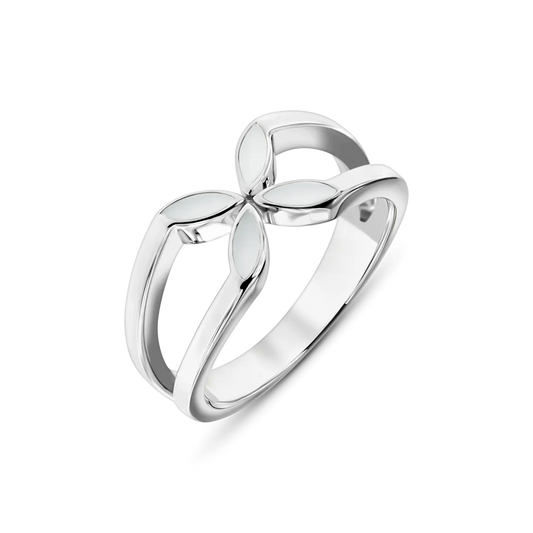 Moedermelk-ring van 925 zilver met een bloemvormige design en vier bladeren, waarin moedermelkhars is verwerkt.