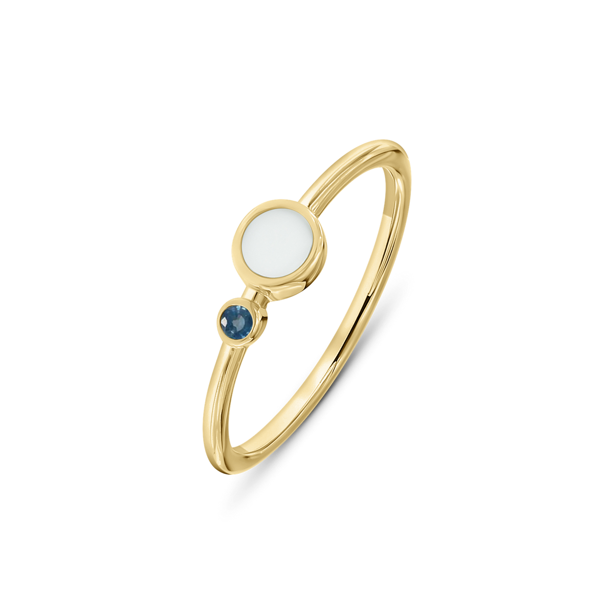 Ring van massief geelgoud met een ronde moedermelkhars en een blauwe geboortesteen, elegant en minimalistisch van ontwerp.