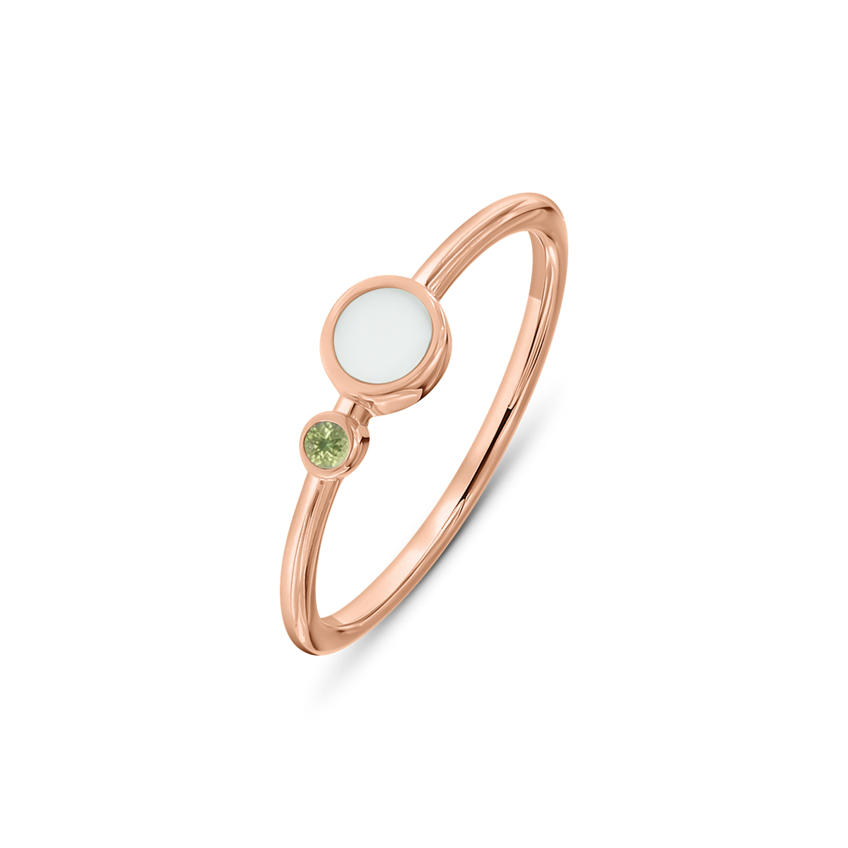 Roségouden ring met een ronde moedermelkhars en een kleine groene geboortesteen aan de zijkant.