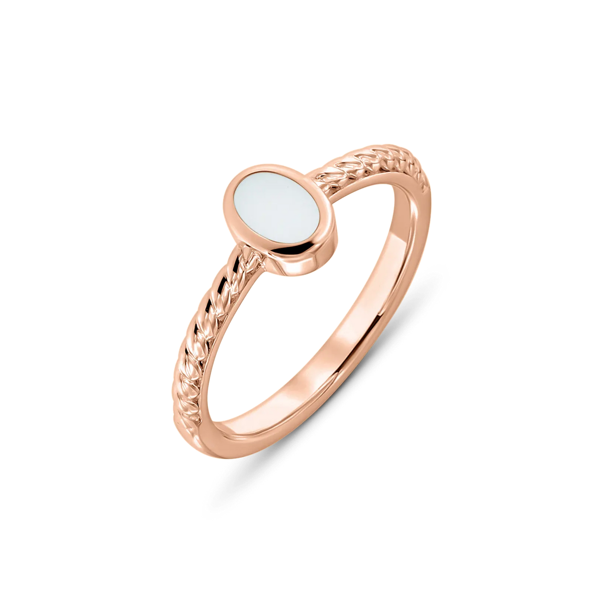 Roségouden ring met een gevlochten band en een ovale moedermelkhars steen in het midden.