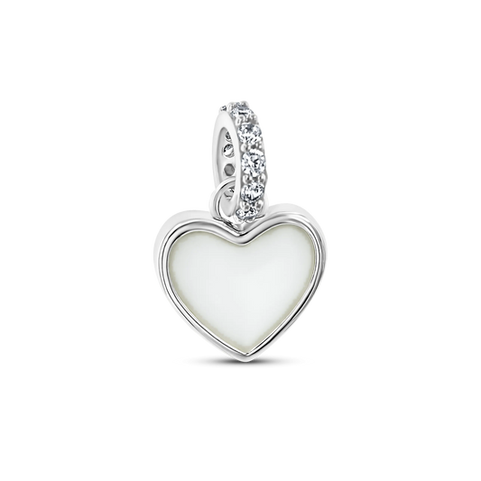 Hartvormige bedel van 925 zilver met een transparante moedermelkhars en een sprankelende zirkonia bovenaan.