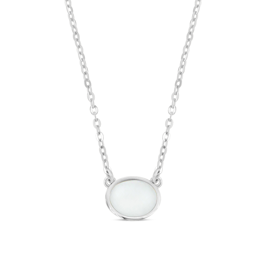 Zilveren ketting met een ovale hanger van heldere moedermelkhars, elegant en eenvoudig van ontwerp.