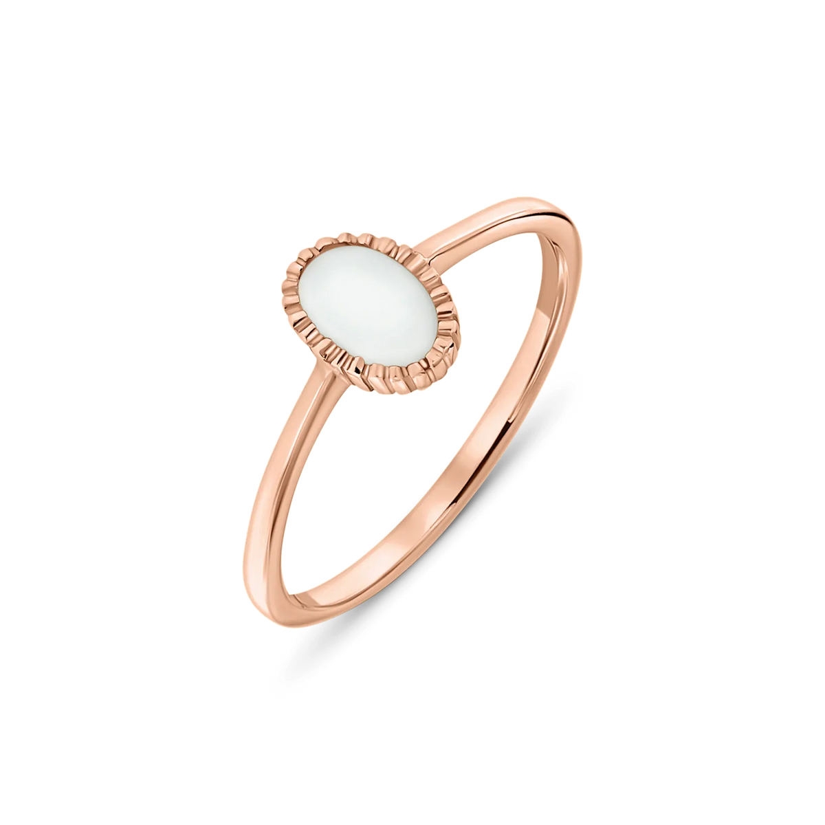 Roségouden ring met een ovale moedermelkhars steen, omringd door een fijne, golvende rand.