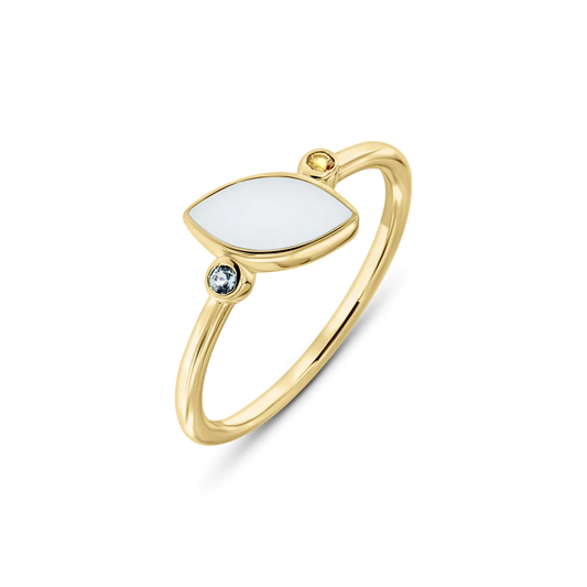 Ring van massief geelgoud met een ovale moedermelkhars en een kleine zirkonia aan de zijkant.
