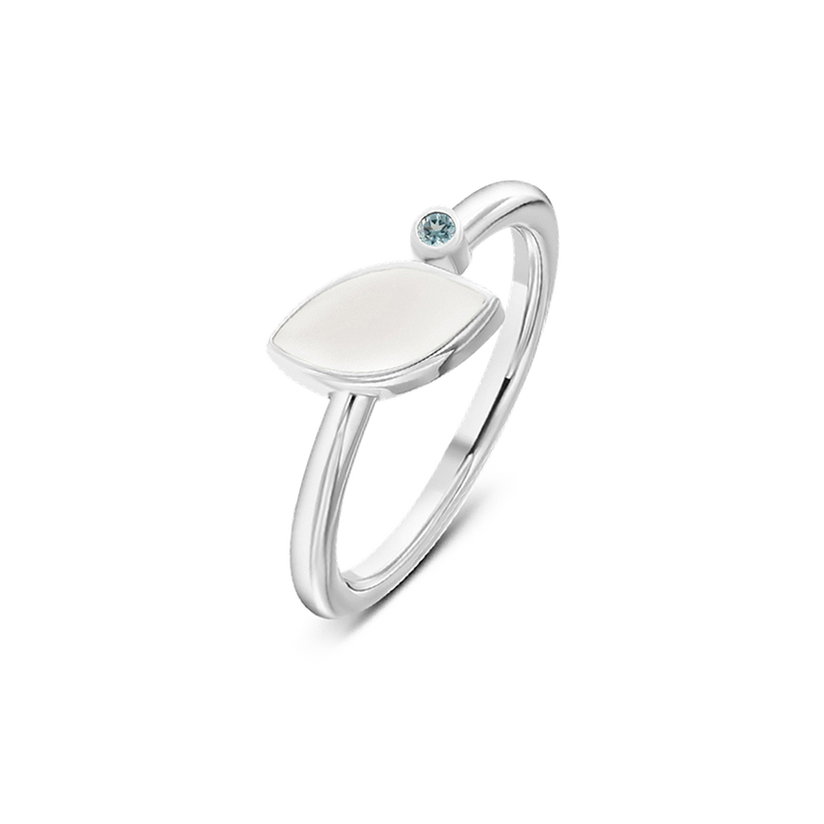 Massief witgouden ring met een gladde, ovale bovenkant en een kleine geboortesteen in een lichte kleur, elegant en modern van ontwerp.