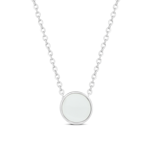 Ronde hanger van 925 zilver met een vlak van moedermelkhars, hangend aan een fijne zilveren ketting.