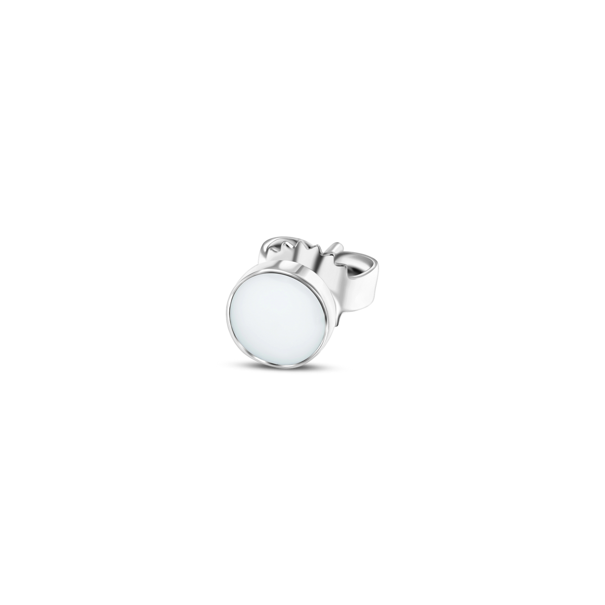 Oorsteker van 925 zilver met een ronde, gladde schijf van moedermelkhars in het midden.