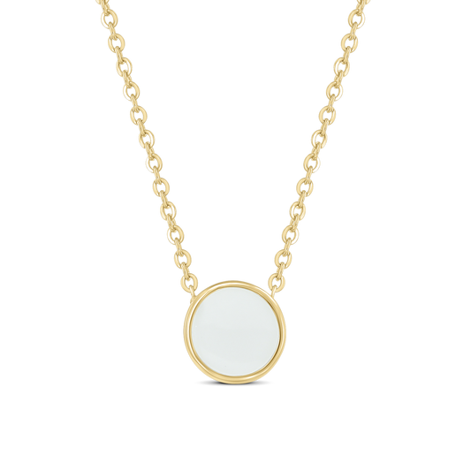 Massief geelgouden hanger met een ronde schijf van moedermelkhars, hangend aan een fijne schakelketting.
