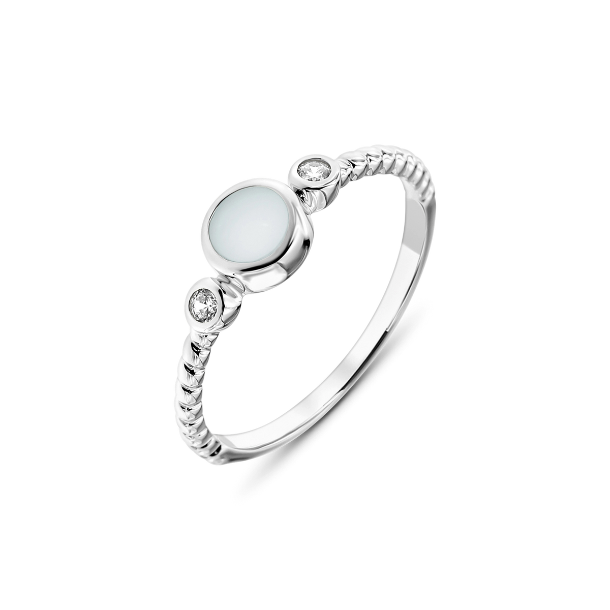Massief witgouden ring met een ronde moedermelkharssteen in het midden, omringd door twee kleine zirkonia's, met een gedraaid bandje.