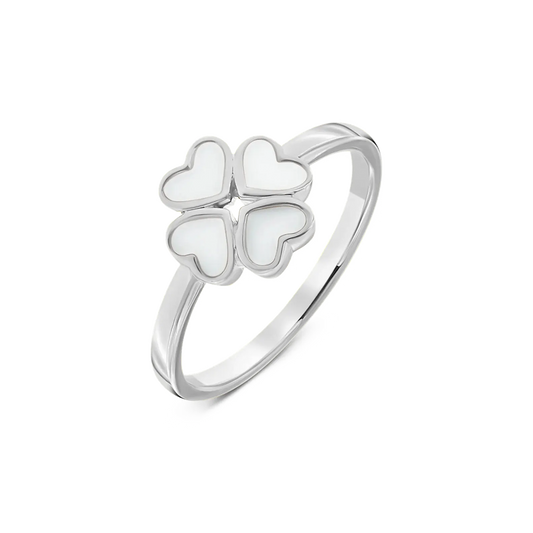 Ring van 925 zilver met een bloemvormige schijf, bestaande uit vier hartjes van moedermelkhars.