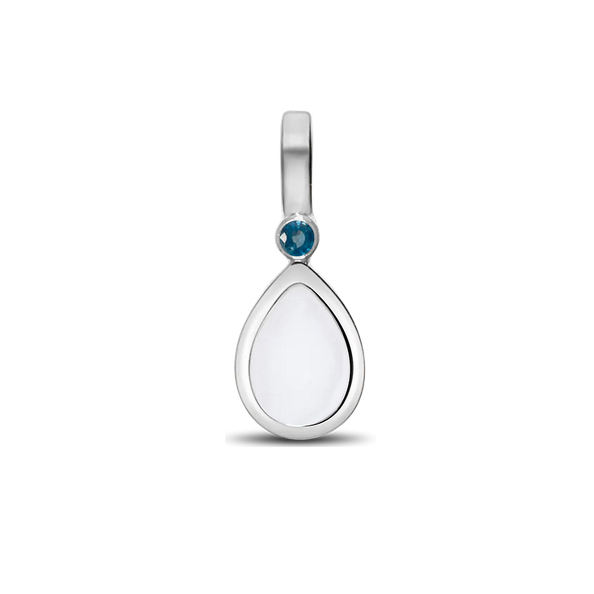 Hanger in 925 zilver in druppelvorm met een transparant moedermelkhars en een blauwe geboortesteen bovenaan.