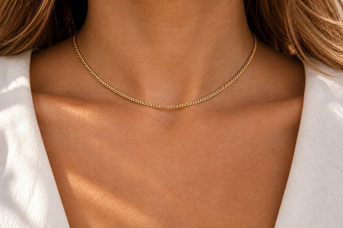 Ketting Klassiek van geel goud om de hals gedragen – lengte 42 cm