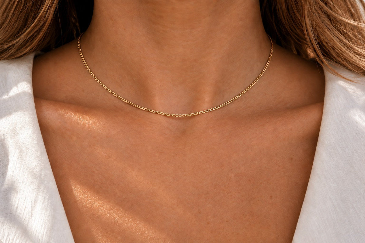 Ketting Fijn van geel goud om de hals gedragen – lengte 42 cm
