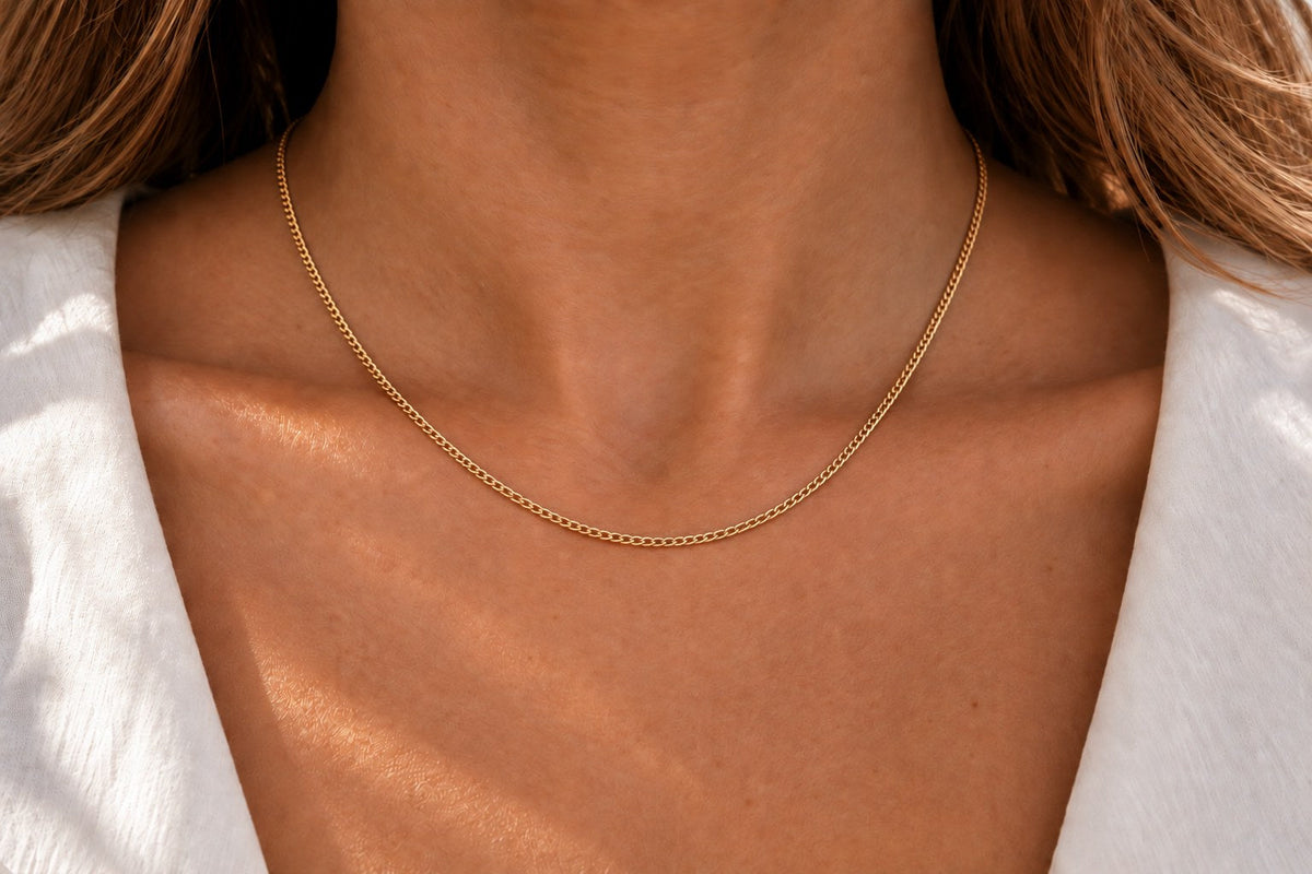 Ketting Fijn van geel goud om de hals gedragen – lengte 45 cm