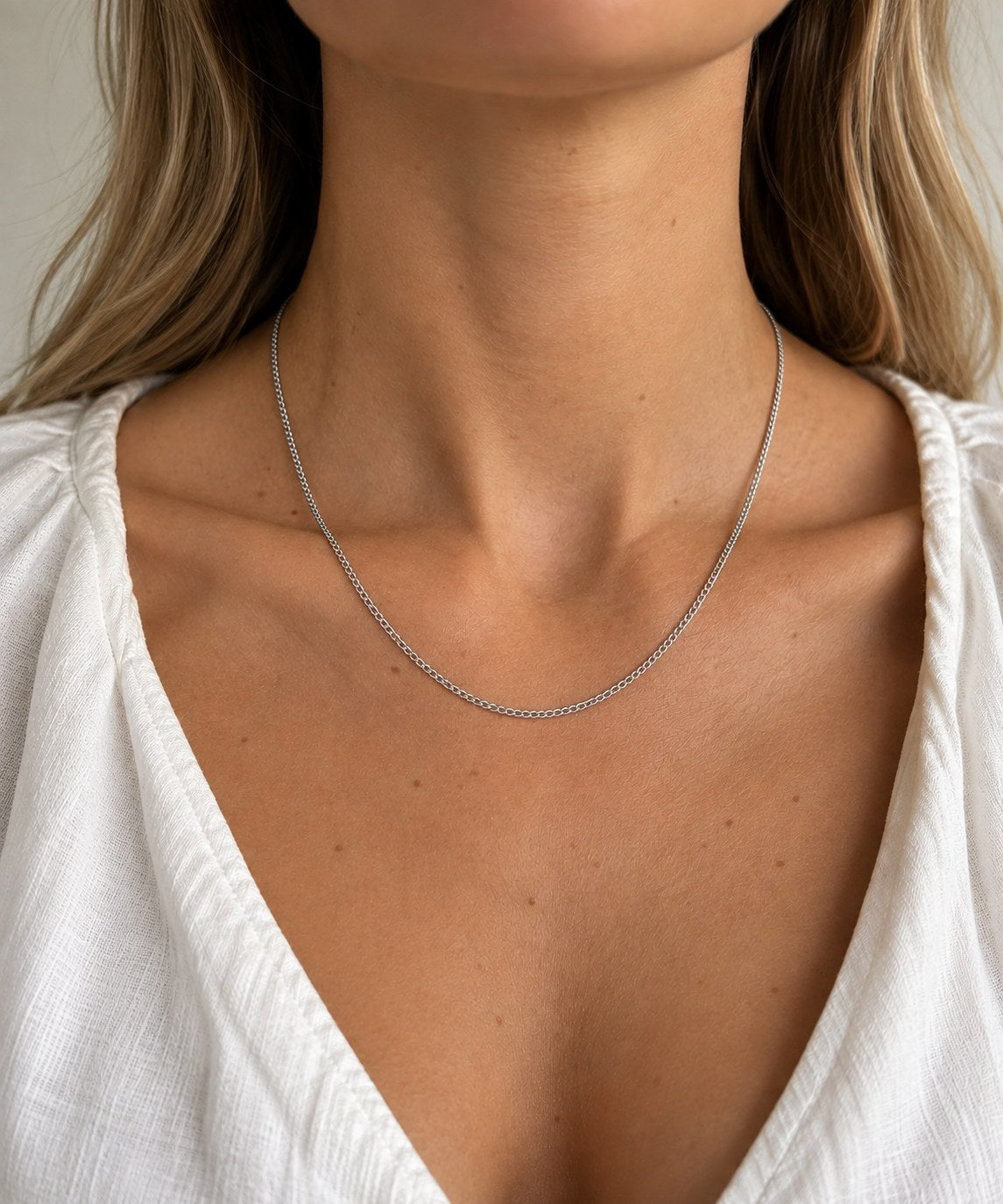 Ketting Klassiek van gerhodineerd zilver om de hals gedragen – lengte 45 cm