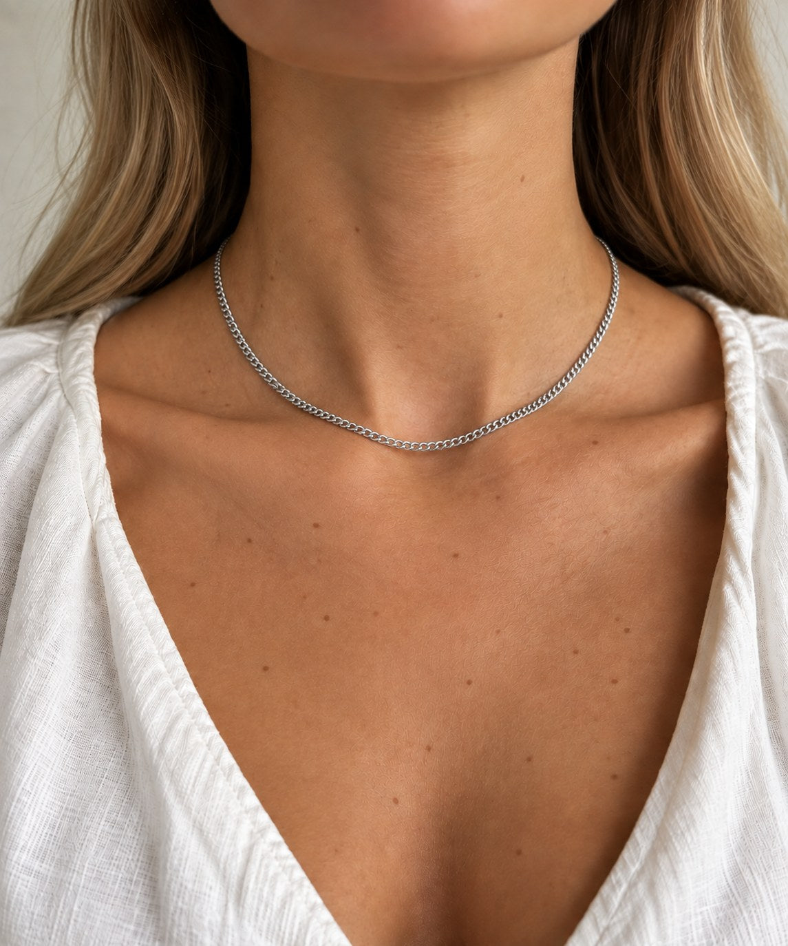 Ketting Statement van gerhodineerd zilver om de hals gedragen – lengte 42 cm