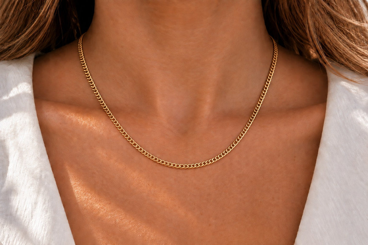 Ketting Statement van geel goud om de hals gedragen – lengte 45 cm