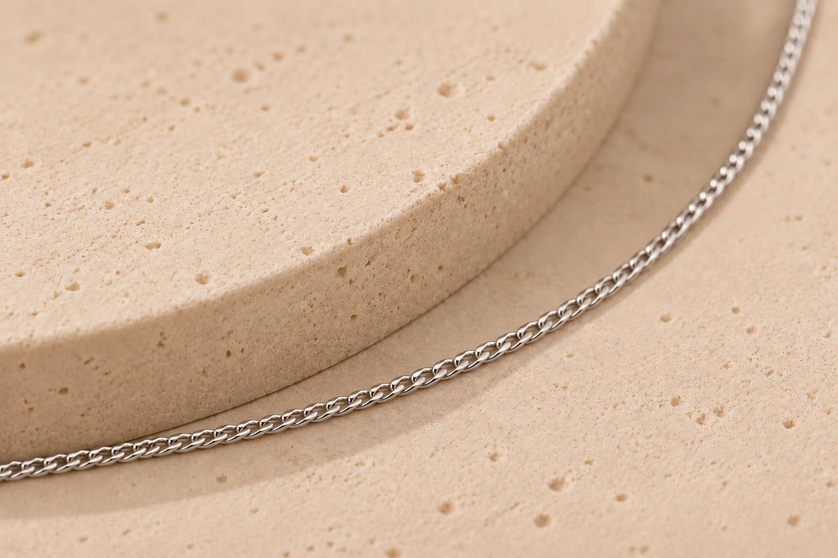 Ketting van gerhodineerd zilver met fijne schakels op een lichte ondergrond