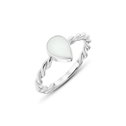 Ring van 925 zilver met een gedraaide band en een druppelvormige moedermelkhars in het midden.